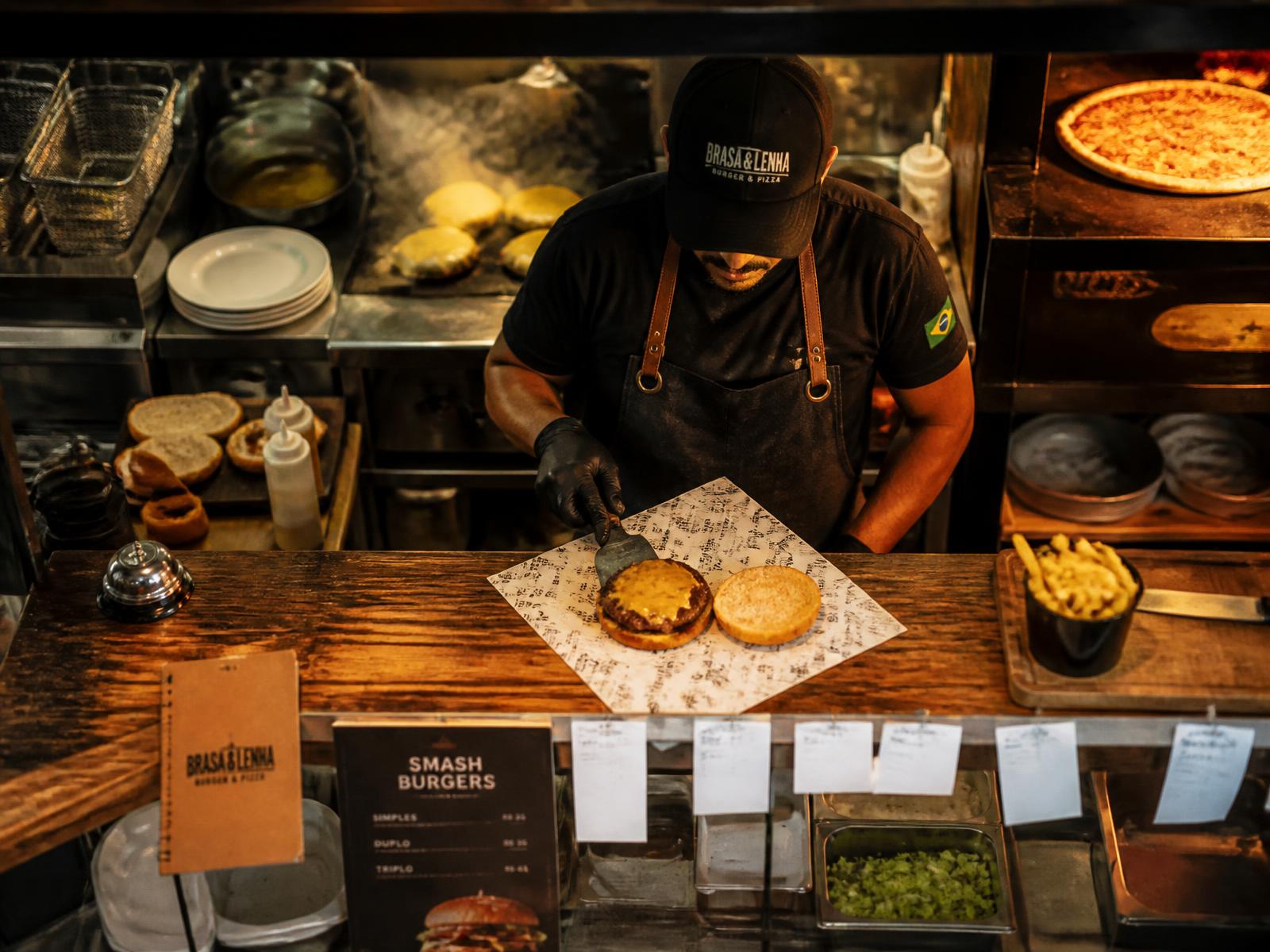 Cozinha de restaurante em operação